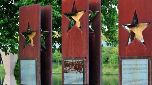 En las afueras del Museo Europeo hay un monumento que celebra a los miembros fundadores del acuerdo.