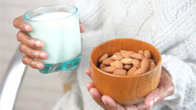 দুধ, বাদাম