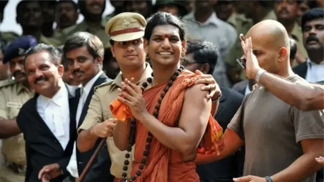 வழக்கு ஒன்றில் ஆஜராவதற்காக பெங்களூரு நீதிமன்றத்துக்கு செல்லும் நித்தியானந்தா (கோப்பு படம்)