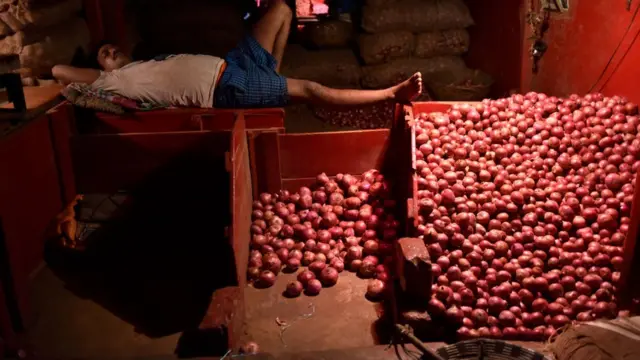 গত তিন সপ্তাহে ভারতে পাইকারি বাজারে পেঁয়াজের দাম কমেছে প্রায় চল্লিশ শতাংশ