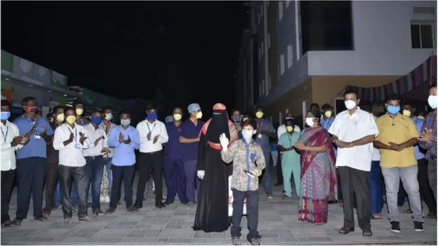 బాలుడిని డిశ్చార్జ్ చేస్తున్నప్పుడు వైద్య సిబ్బంది ముఖాల్లో ఆనందం కనిపించింది