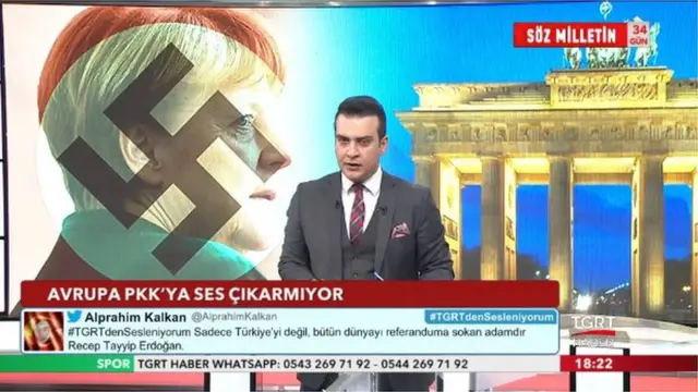 A televisão turca TGRT Haber mostra a premiê alemã Angela Merkel com uma suástica no rosto. A legenda diz: "A Europa não diz nada ao PKK". O O PKK é classificado como um grupo terrorista na Turquia.