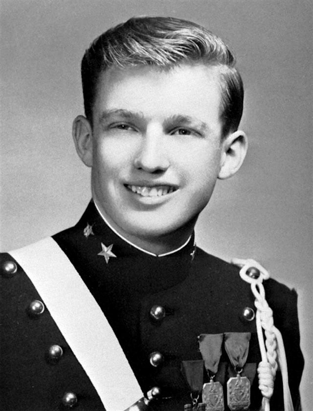 特朗普身着军校制服的照片。