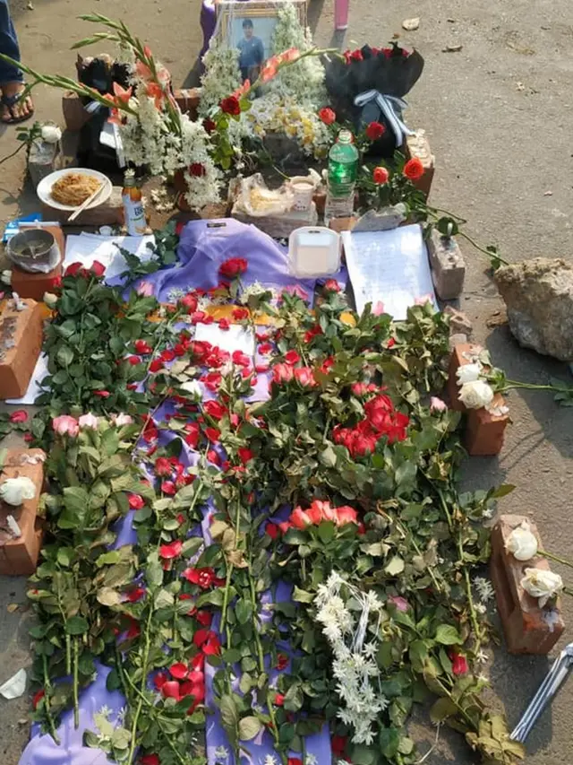 ကိုသီဟတင်ထွန်းကို ဂုဏ်ပြုနေကြ