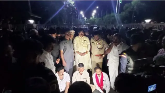 డీజీపీ ఆఫీస్ ముందు చంద్రబాబు