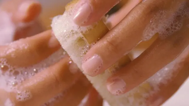 Una persona lavándose las manos