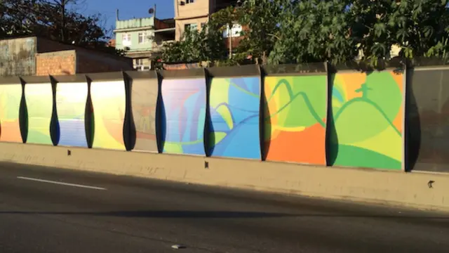 Los paneles en frente de las favelas