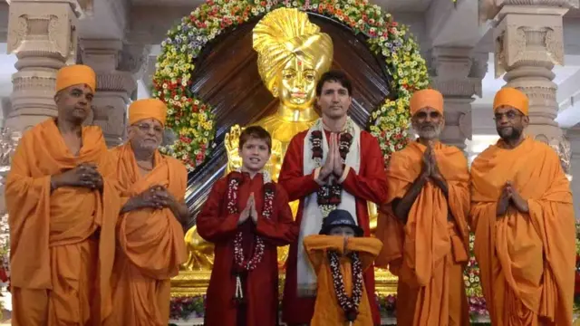 અક્ષરધામની મુલાકાત વેળાએ કેનેડાના વડાપ્રધાન જસ્ટી ટ્રુડો તેમના સંતાનો સાથે