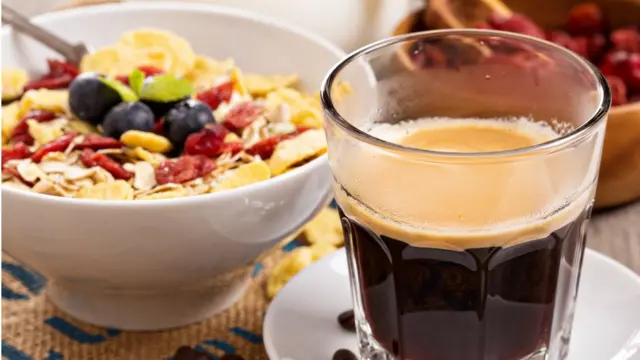 Cereales y café solo