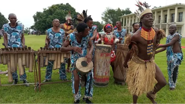 Wapiga ngoma wakitumbuiza umati uliokusanyika katika kuapishwa Tchisekedi DR Congo