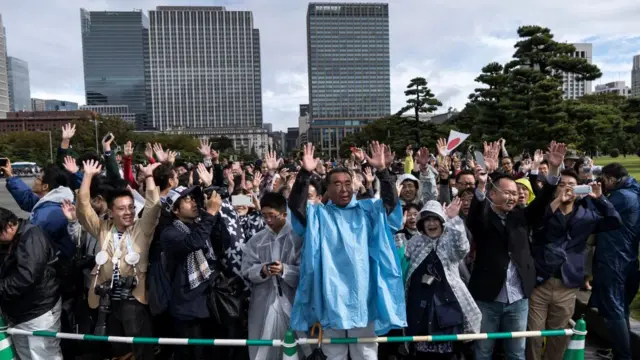 Japoneses celebran la ascensión de su nuevo emperador Naruhito.