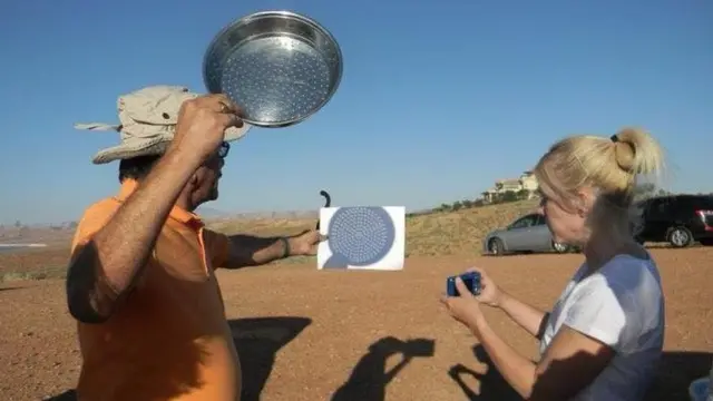 चाळणीचा वापर करून दिसणारे ग्रहण