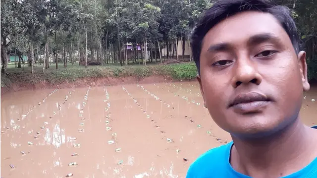 নিজের মুক্তাচাষ প্রকল্পের পুকুরের সামনে সাইফুল শুভ