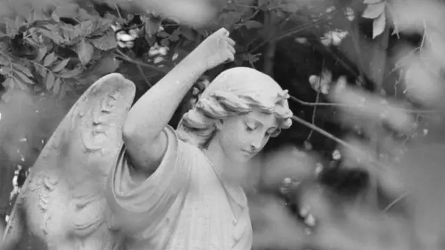 รูปปั้นในสุสานไฮเกต