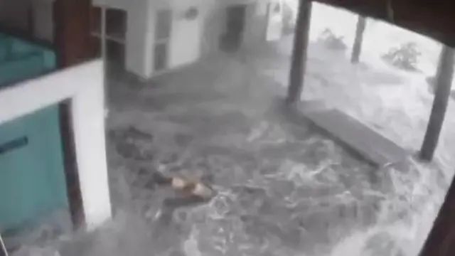 Una casa se inunda en Grand Isle, Luisiana