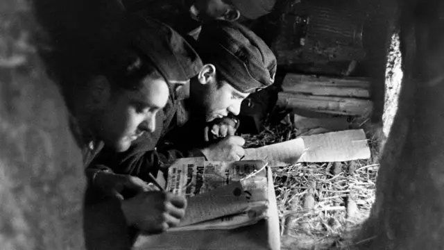 Німецькі солдати пишуть листа додому, СРСР, 1942 рік