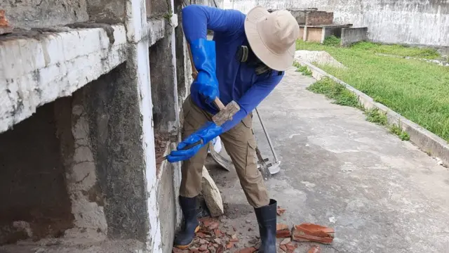 Gleibson Roberto dans un cimetière
