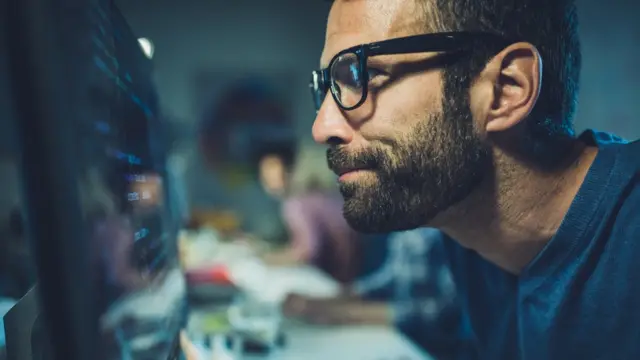 Un homme devant un écran