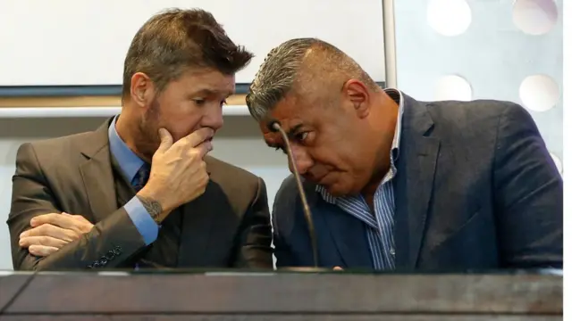 Marcelo Tinelli, a la izquierda, representa, de alguna manera, la oposición a Tapia dentro de la AFA. Aunque negoció ser parte de su "gabinete".