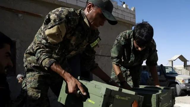 Rakka'da YPG'liler, ABD'nin sağladığı askeri mühimmatı yerleştiriyor.