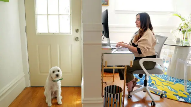 ريرا رايزي في منزلها حيث كانت تعمل خلال وباء فيروس كورونا في كاليفورنيا، 6 أبريل/نيسان 2021