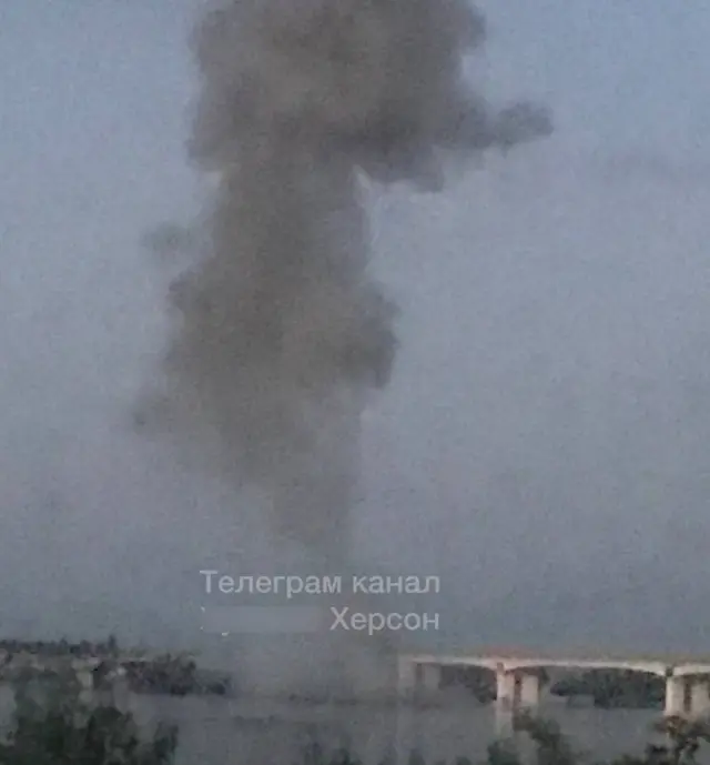 Дым над Антоновским мостом у левого берега Днепра, 20 июля. Фото из херсонских пабликов