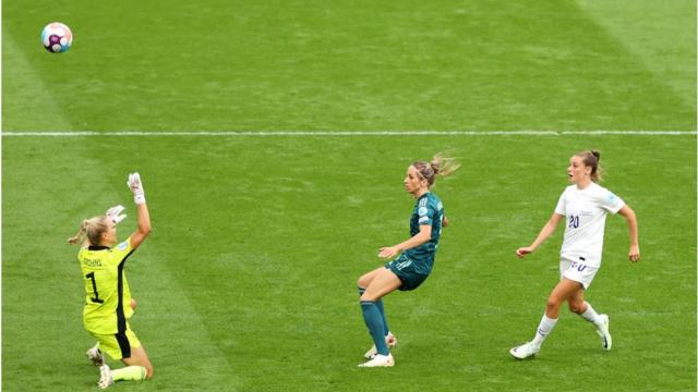 Ella Toone mở tỉ số trận đấu bằng cú đá bổng qua đầu thủ môn đội Đức, một bàn thắng được cho là rất đẳng cấp.