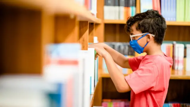 Menino usando máscara mexebaixar betano apklivros na estante