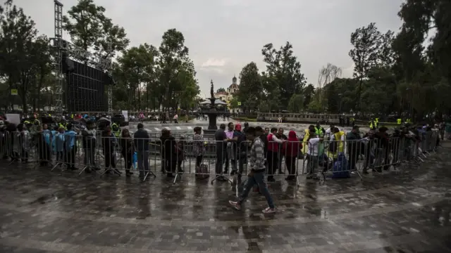 Largas filas de gente para despedir a Juan Gabriel.