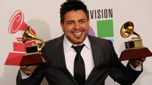 Luis Enrique con dos premios Grammy Latino obtenidos en 2009.
