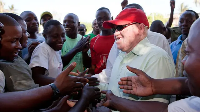 Salum Khalfan Barwany (2ème à droite), le premier albinos à être élu député en Tanzanie, accueille ses militants à Lindi, dans le sud-est de la Tanzanie, le 4 novembre 2010.