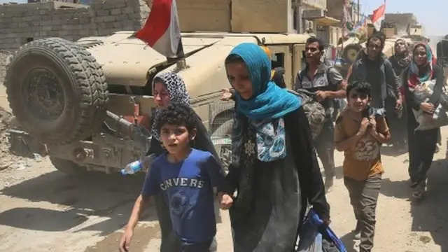 Civilians flee from the Old City of Mosul (20 June 2017)