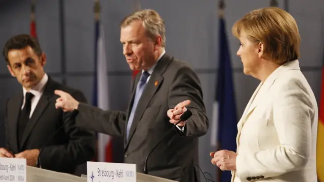 De Hoop Scheffer, dönemin Fransa Cumhurbaşkanı Sarkozy ve Almanya Başbakanı Merkel ile basın toplantısında