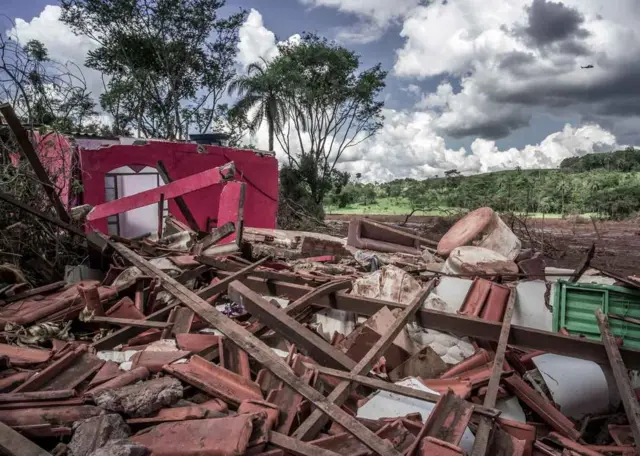Muitas casas foram completamente destruídas
