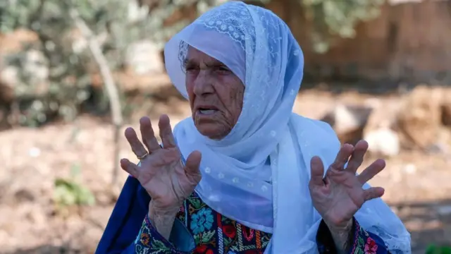 Rus porno onlayn: lezbiyen xojayin Qorqinchli yalangoch ayollar