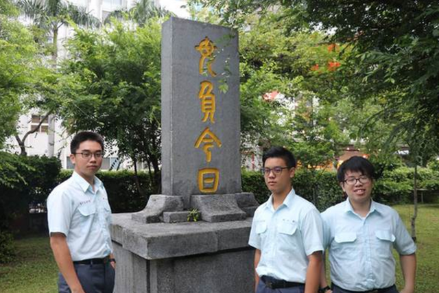 台湾台中一中学生们制定首个"学生政党法"，已有两政党登记。 （左为学生议会副议长彭昫、中为学生会长韩云、右为学生评议委员会主任委员李明泽）。