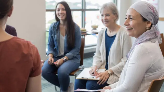 Des femmes partagent leur expérience du cancer du sein.