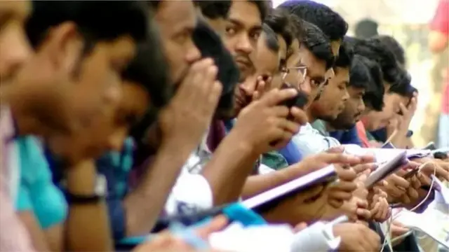 চাকরির বাজার নিয়ে দুশ্চিন্তাগ্রস্ত শিক্ষার্থীরা বসে আছে।