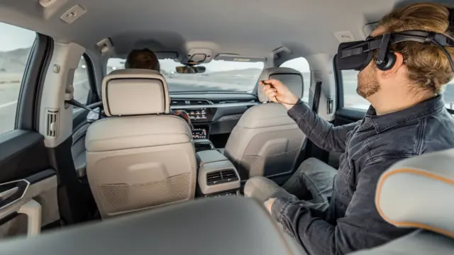 آئودی با توجه به مسیر حرکت و سرعت ماشین واقعیت مجازی را به راننده نمایش می‌دهد