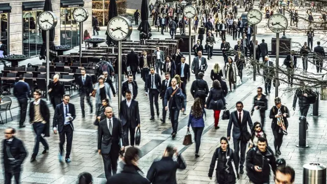 Современные технологии только добавляют суеты жизни большого города, которой управляет циферблат часов