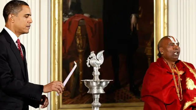 దీపాన్ని వెలిగిస్తున్న ఒబామా