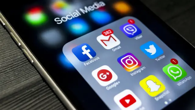 காற்றில் பறக்கும் உங்களது அந்தரங்க தகவல்கள் - தடுக்க முடியுமா?