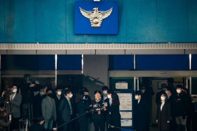 박사방' 운영자 조주빈이 서울 종로구 종로경찰서에서 서울중앙지방검찰청으로 이송되는 모습