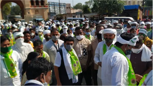 આવેદનપત્ર આપવા પહોંચેલા આદિવાસી ખેડૂતો