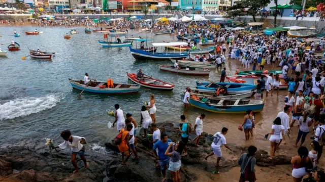 Awọn onigbagbọ ninu ẹsin Yemanja (Iyemọja) kojọ pọ si eti omi ni Salvador lati ṣe ayẹyẹ ọjọ Yemanja, oriṣa omi ninu aṣa Yorùbá to si jẹ ọkan lara awọn oriṣa to gbajumọ ju ninu aṣa adulawọ ilẹ Brazil