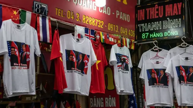 하노이 시장에서 김정은 위원장과 트럼프 대통령의 사진이 인쇄된 티셔츠가 판매되고 있다