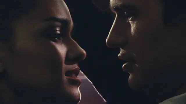 Исполнители главных ролей Рейчел Зеглер и Энсел Эльгорт