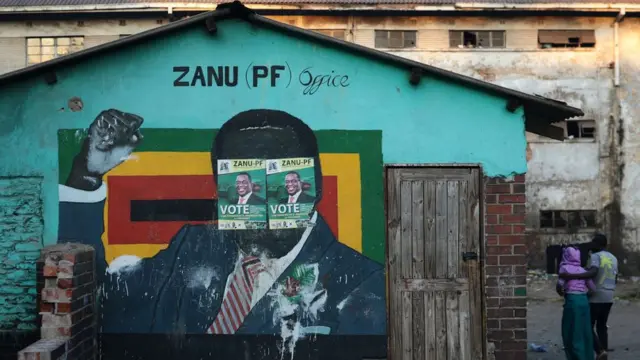 ஆளும் ஜானு பிஎஃப் கட்சி அலுவலகம் ஒன்றின் வெளியே வரையப்பட்ட பழைய அதிபர் ராபர்ட் முகாபேயின் ஓவியத்தில் அவரது முகத்தின் மீது ஒட்டப்பட்டுள்ள முனங்காக்வா தேர்தல் விளம்பரம்.