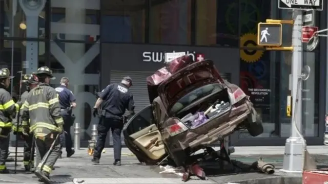 目击者对记者说,汽车逆向行驶,然后冲上了人行道撞倒了行人