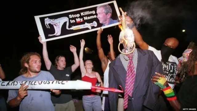 ਮੌਤ ਦੀ ਸਜ਼ਾ ਦਾ ਵਿਰੋਧ ਕਰ ਰਹੇ ਲੋਕ